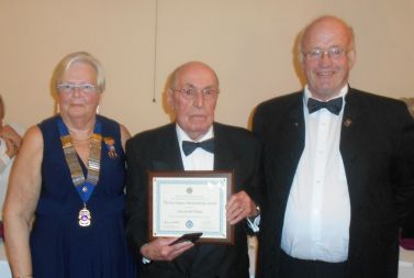 Lion Gerald with his Bert Mason Award